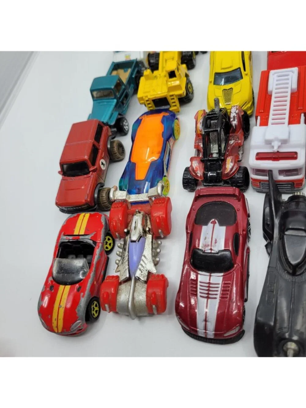 Huge Lot of 40 Vintage to Now Hot Wheels & Matchbox Diecast 1:64 Cars - HW015